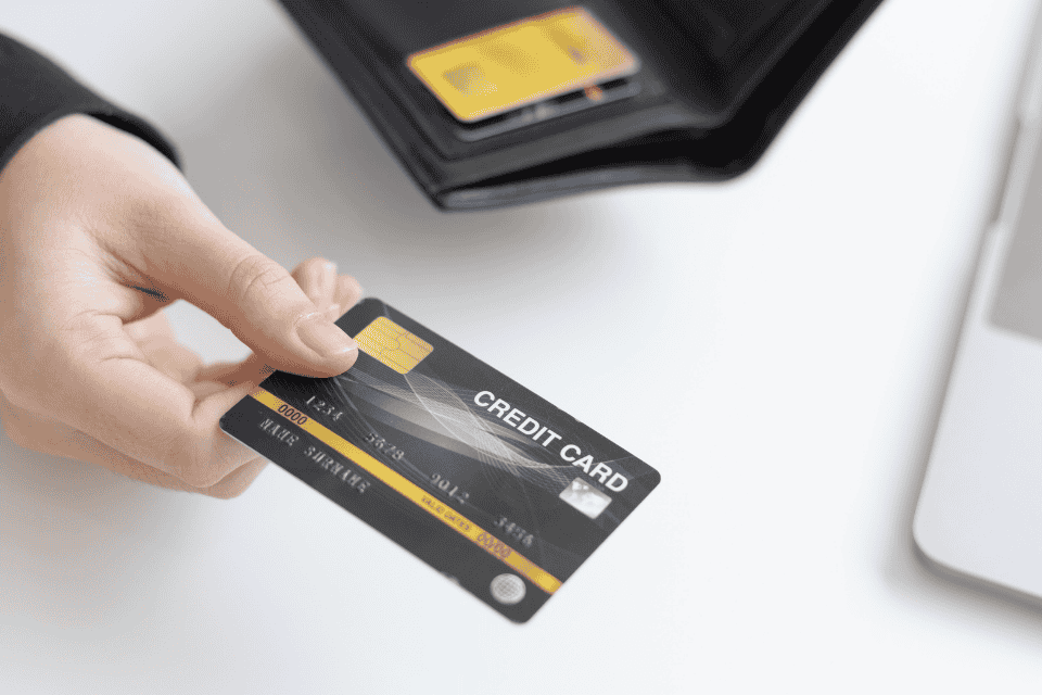 Cartão de crédito sem anuidade: Como funciona e qual escolher?