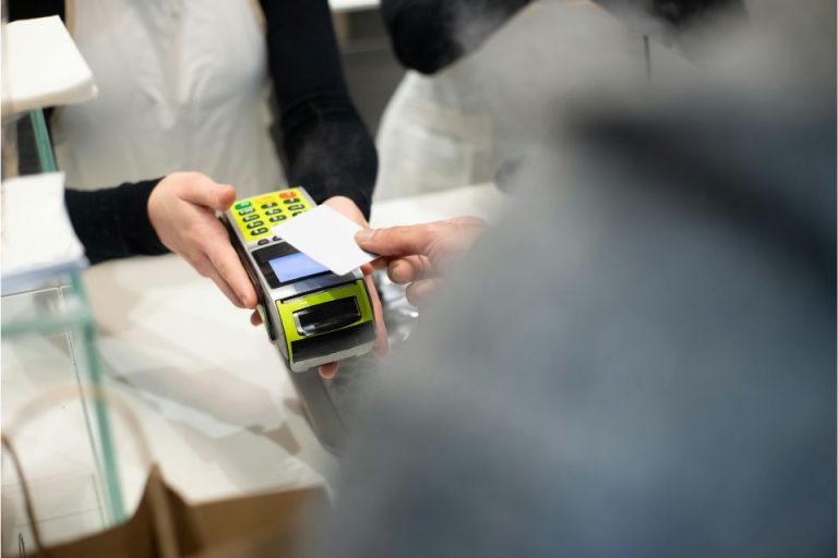 Qual a melhor maquininha de cartão para CPF? Confira boas opções em 2025